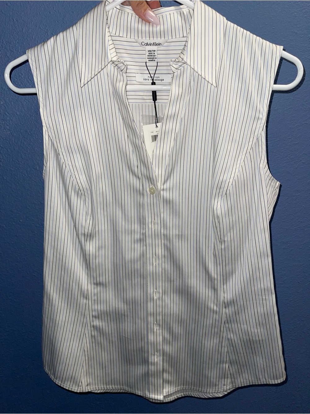 Calvin Klein Women’s White Sleeveless Pinstripe Button-Up shirt Size XS NWT
